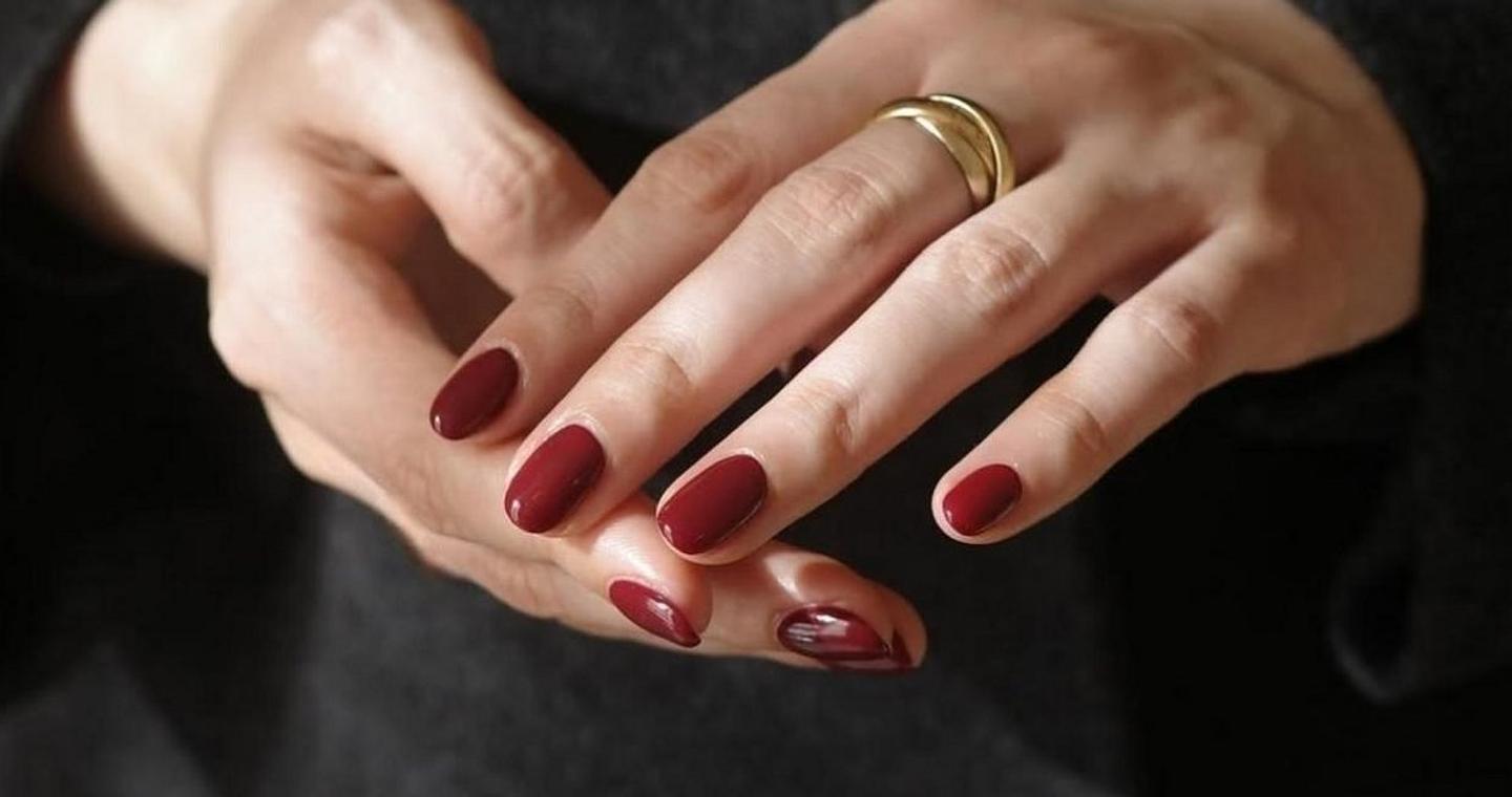 Αυτό το χρώμα στα νύχια κάνει τα δάχτυλα να δείχνουν πιο μακριά