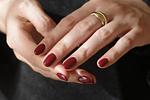Σοκολατί νύχια: Η νέα τάση που εκθρονίζει τα κόκκινα!
