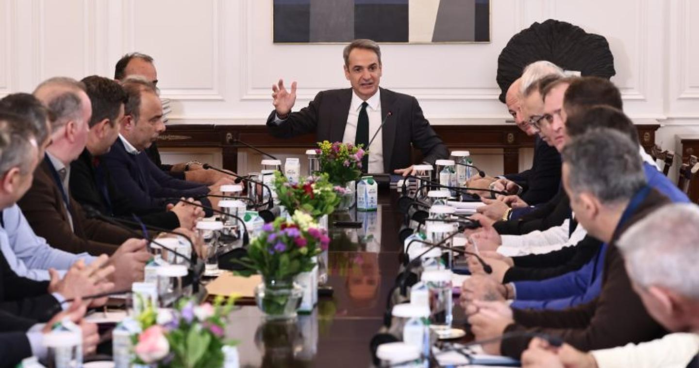 «Συγκρατημένα αισιόδοξος» ο πρωθυπουργός μετά τη συνάντηση με τους αγρότες που δηλώνουν ότι δεν είναι πλήρως ικανοποιημένοι