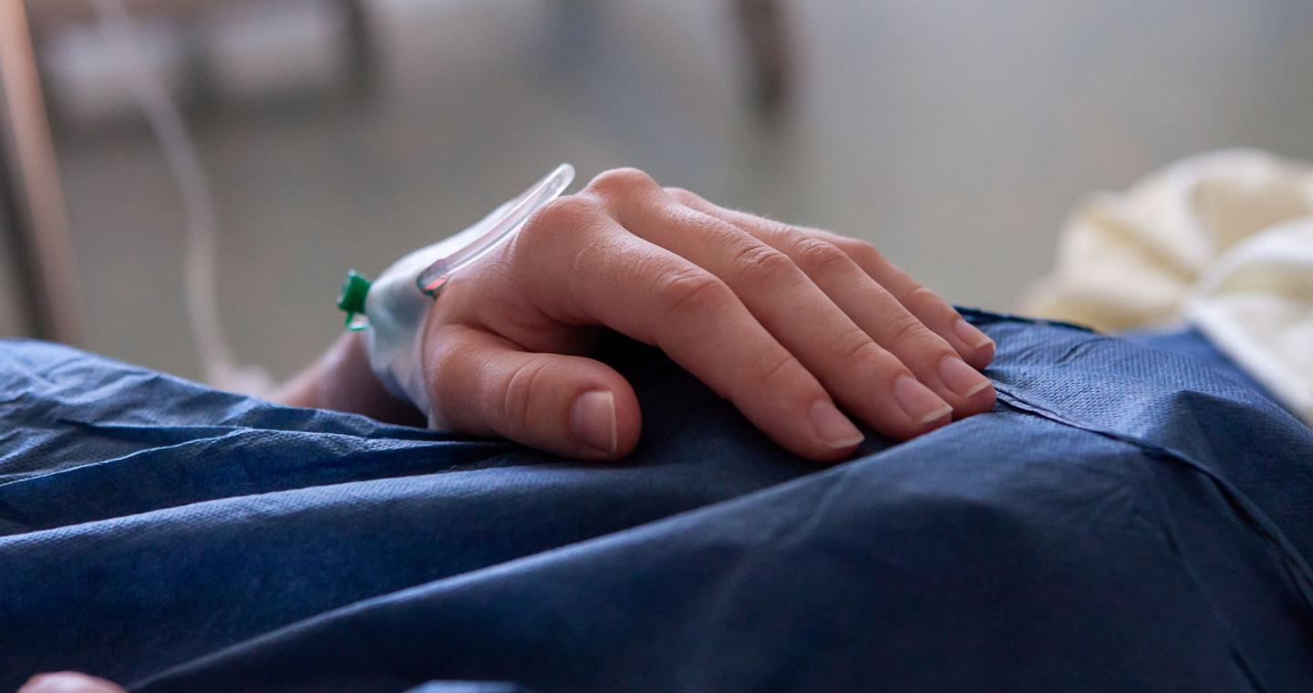 Στη ΜΕΘ του ΠΑΓΝΗ νεαρή γιατρός από το Λασίθι - Παρουσίασε συμπτώματα μηνιγγίτιδας