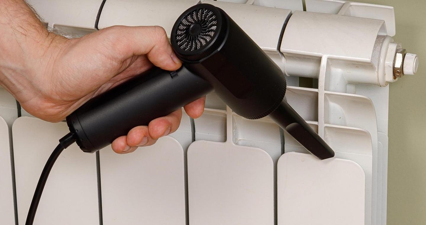 Καλοριφέρ: Το κόλπο με το πιστολάκι μαλλιών που λίγοι γνωρίζουν