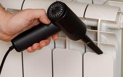 Καλοριφέρ γεμάτα σκόνη; Το κόλπο με το πιστολάκι που θα σας σώσει!