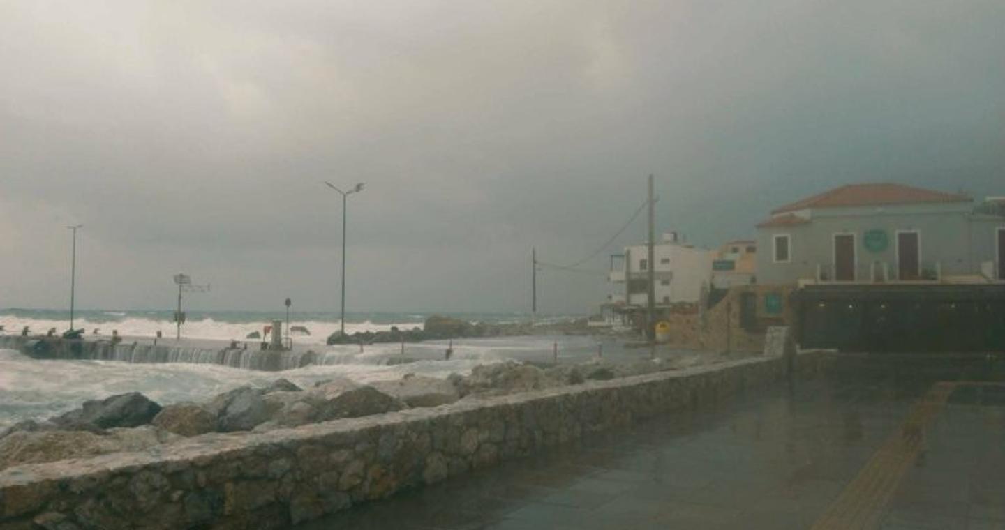 Προβλήματα από την κακοκαιρία στα Χανιά – Η θάλασσα “έβγαλε” πέτρες στον παραλιακό της Παλαιόχωρας