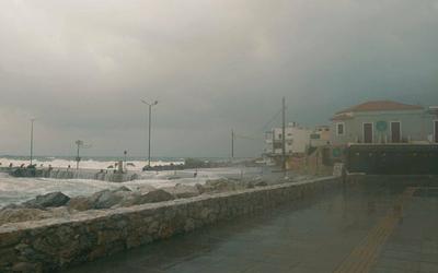 Κρήτη: Κακοκαιρία πλήττει την Παλαιόχωρα – Κλειστός παραλιακός δρόμος