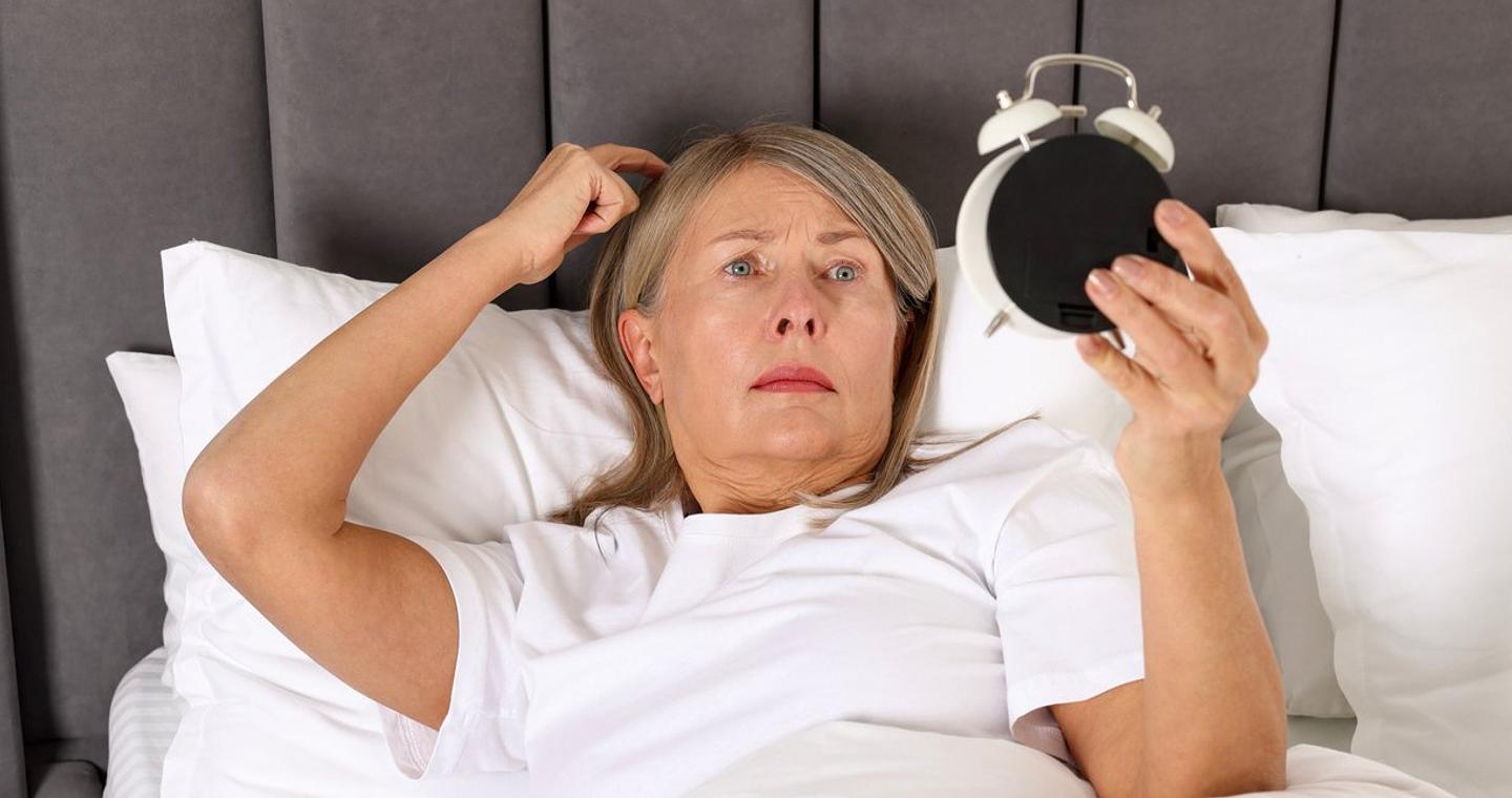 Μετά τα 60, είναι καλύτερο να ξυπνάμε νωρίς ή να κοιμόμαστε περισσότερο;