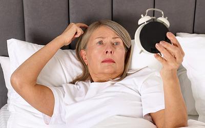 Νωρινό ξύπνημα μετά τα 60: Είναι ανησυχητικό; Τι λένε οι ειδικοί