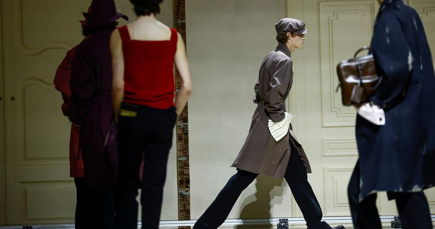 Η συλλογή Prada Men’s Fall/Winter 2026 ήταν μια ερωτική επιστολή προς τη στιλπνή υπεροψία του οίκου