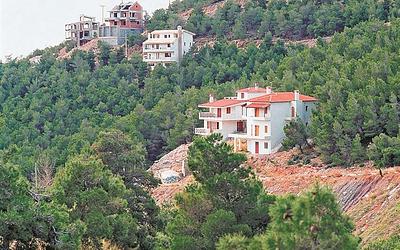 Αυθαίρετα σε δάση: Ξανά στο μικροσκόπιο οι οικιστικές πυκνώσεις!