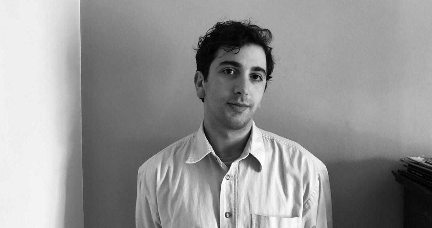 O Mario Banushi στο iefimerida αμέσως μετά τη βράβευσή του με τον Αργυρό Λέοντα της Μπιενάλε Βενετίας -Είναι μόλις 27 ετών