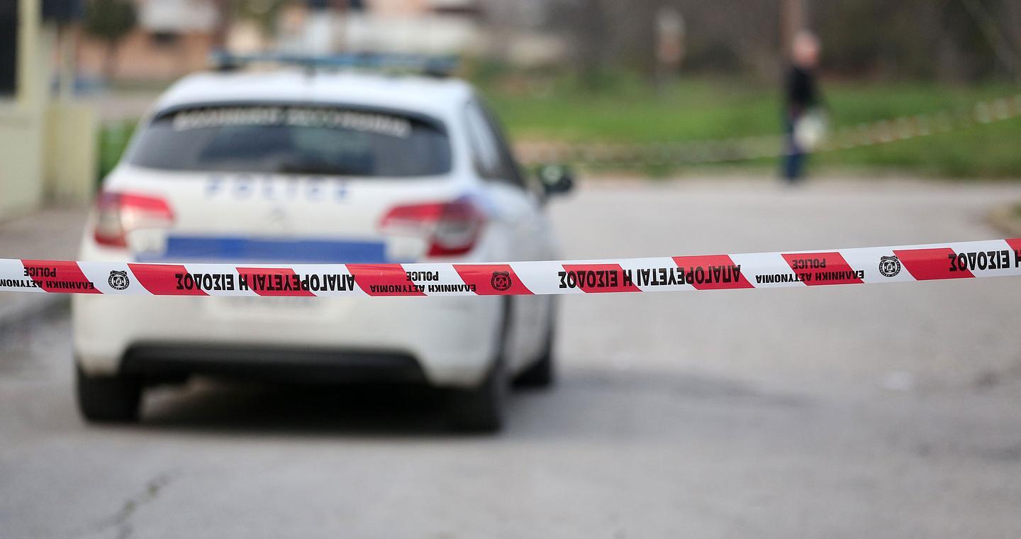 Γυναικοκτονία στον Βόλο: Σκότωσε τη σύζυγό του και τράπηκε σε φυγή