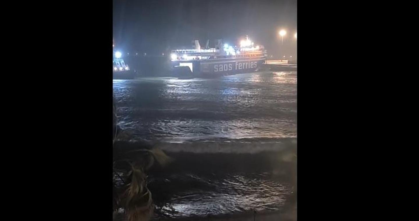 Σάρωσε τη Ρόδο η κακοκαιρία – Η θάλασσα βγήκε στο λιμάνι, πλοίο έδωσε μάχη με τα κύματα