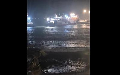 Δωδεκάνησα: Η θάλασσα «έβγαλε» στο λιμάνι της Ρόδου – Μάχη πλοίου με τους ανέμους