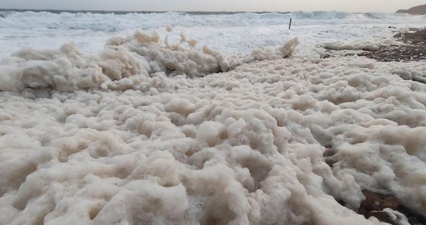 Χανιά: Άφρισε η θάλασσα μετά την κακοκαιρία – Εντυπωσιακό βίντεο από την Παλαιόχωρα