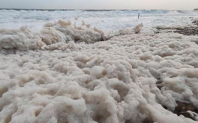 Χανιά: Η παραλία Κριός «πνίγηκε» στον αφρό μετά την κακοκαιρία!