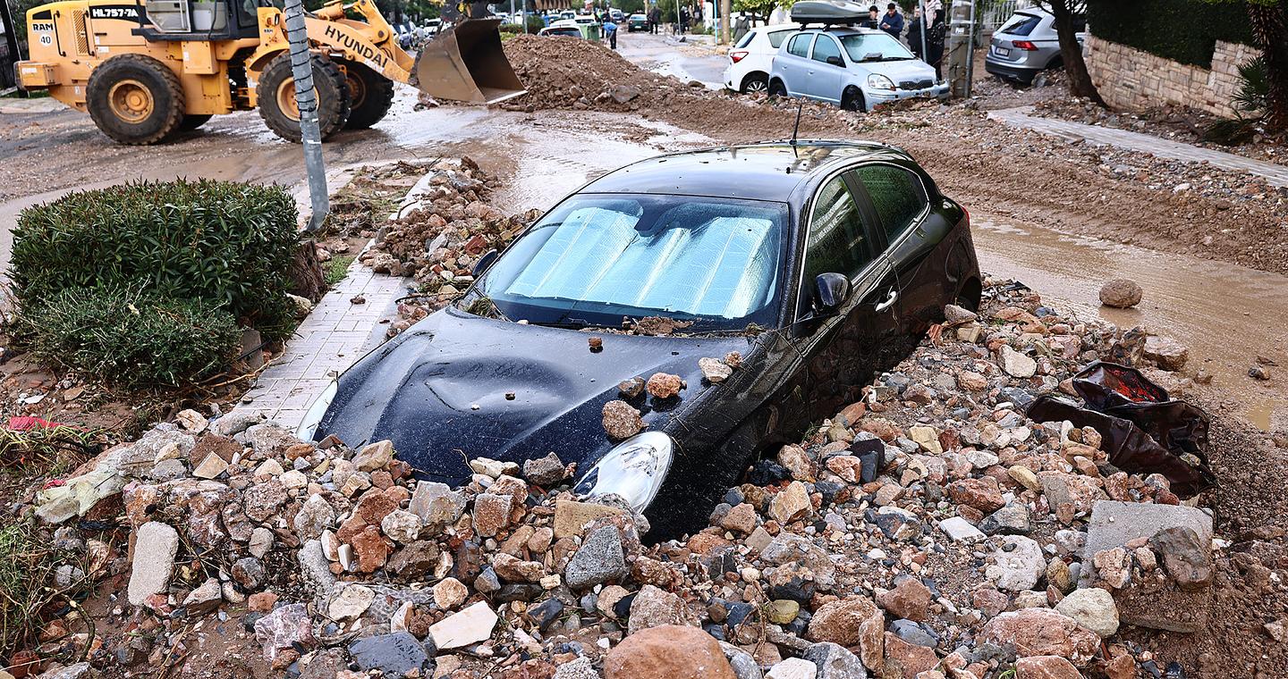 Κακοκαιρία: Εικόνες καταστροφής στην Ανω Γλυφάδα – Τι λένε κάτοικοι στην «Κ»