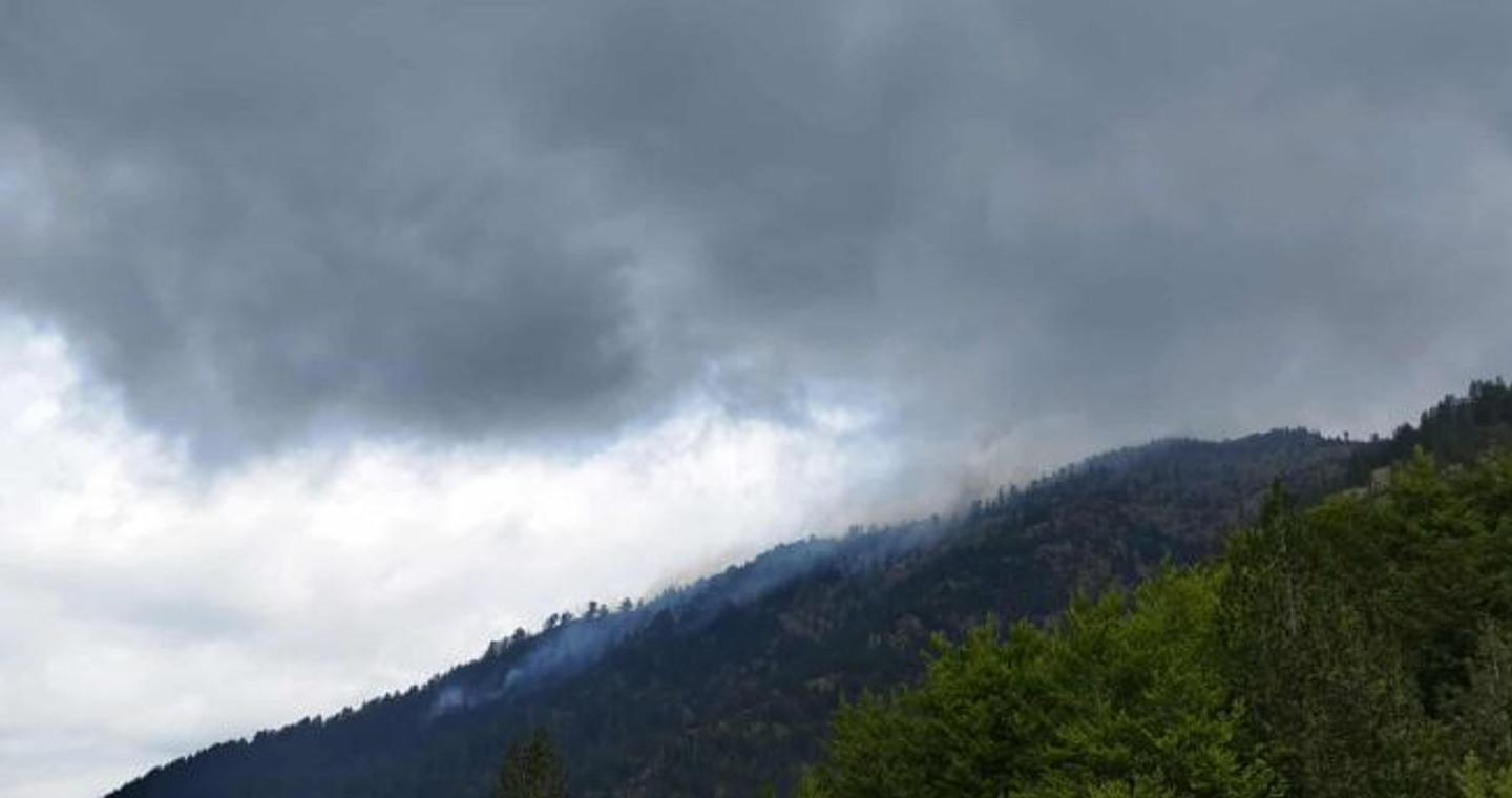 Γρεβενά: Βελτιωμένη η εικόνα της πυρκαγιάς στην Βάλια Κάλντα – Περιορίστηκε σε δύσβατη πλαγιά