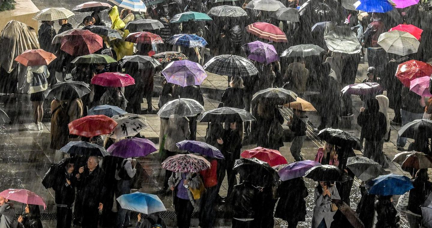 Καταιγίδα στην Αττική -Χαλαζόπτωση στα νότια προάστια, πώς θα συνεχιστεί η κακοκαιρία