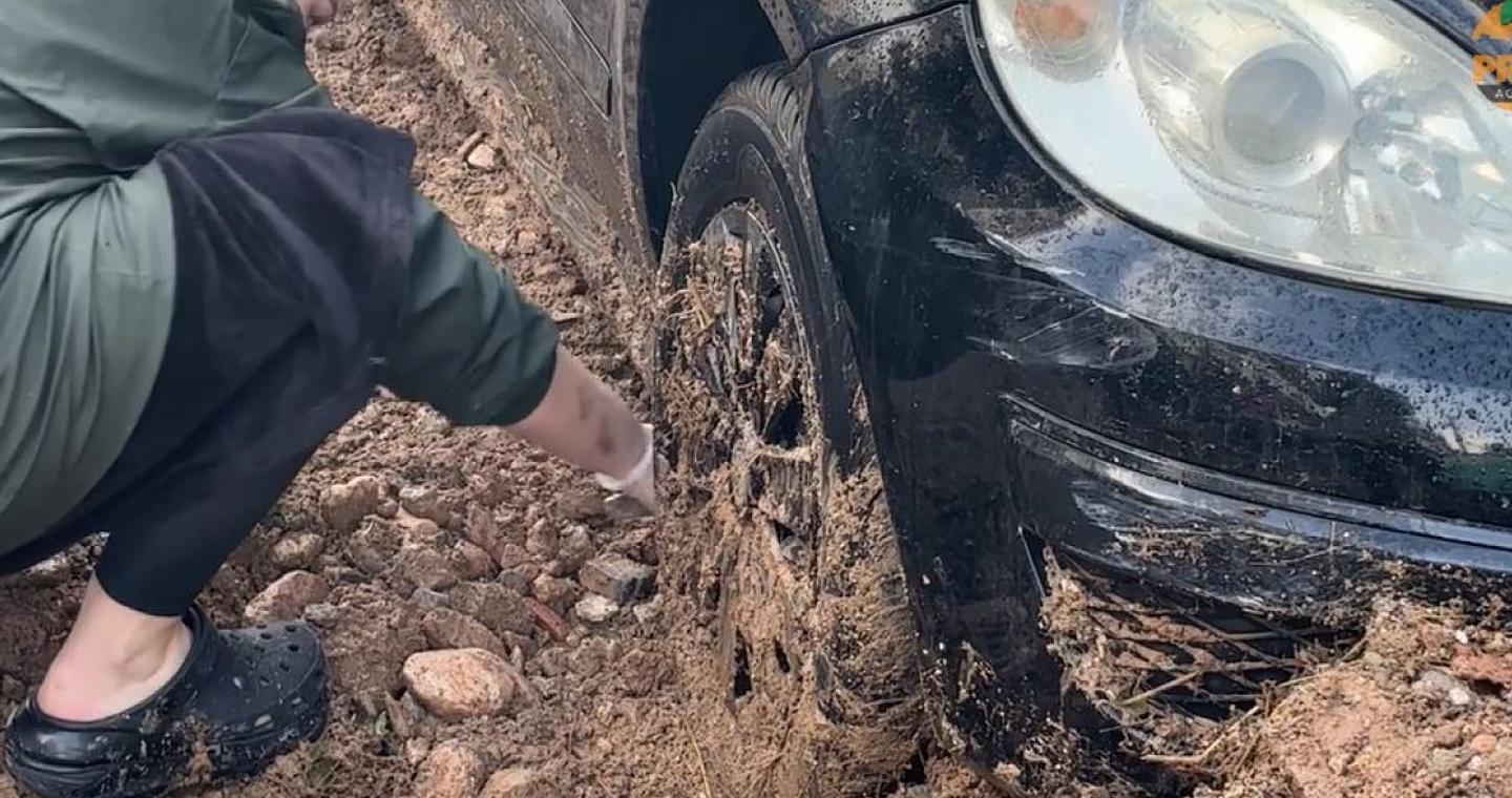 Απίστευτες εικόνες στην Άνω Γλυφάδα: Ξεθάβουν τα αυτοκίνητά τους ακόμα και με κουτάλια - Βίντεο