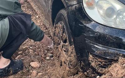 Γλυφάδα: Mε λάσπη «πνίγηκε» η πόλη – Μαρτυρίες και αγωνία