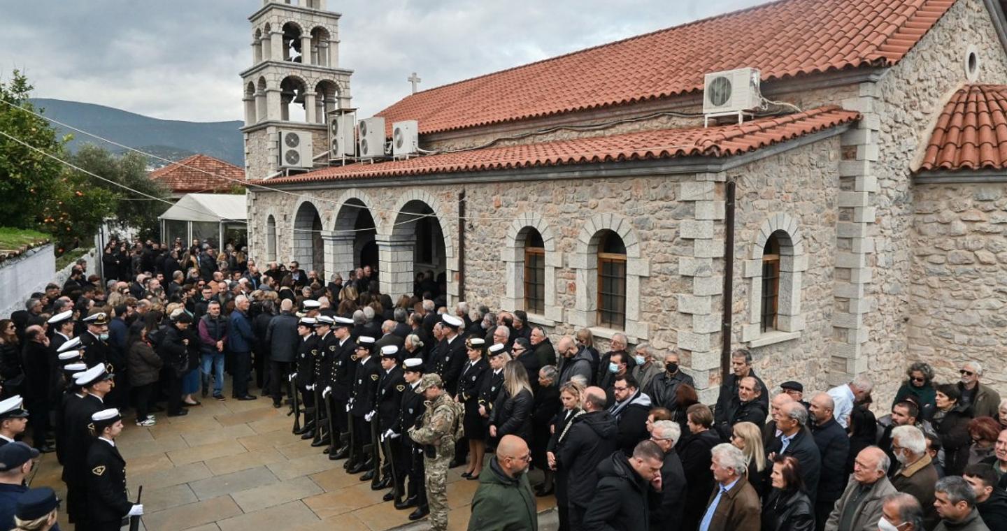 Παράλιο Άστρος: Το τελευταίο αντίο στον 53χρονο λιμενικό – Ο Κικίλιας ζήτησε να «υιοθετήσει» η Βουλή το παιδί του