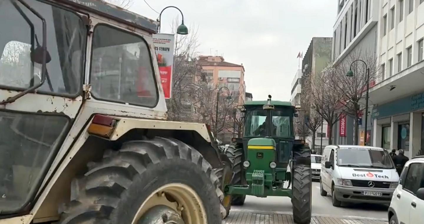 Στο κέντρο της Λάρισας τα τρακτέρ των αγροτών: «Η στήριξη του λαού ήταν συγκλονιστική, ήταν η ασπίδα μας για να αντέξουμε»