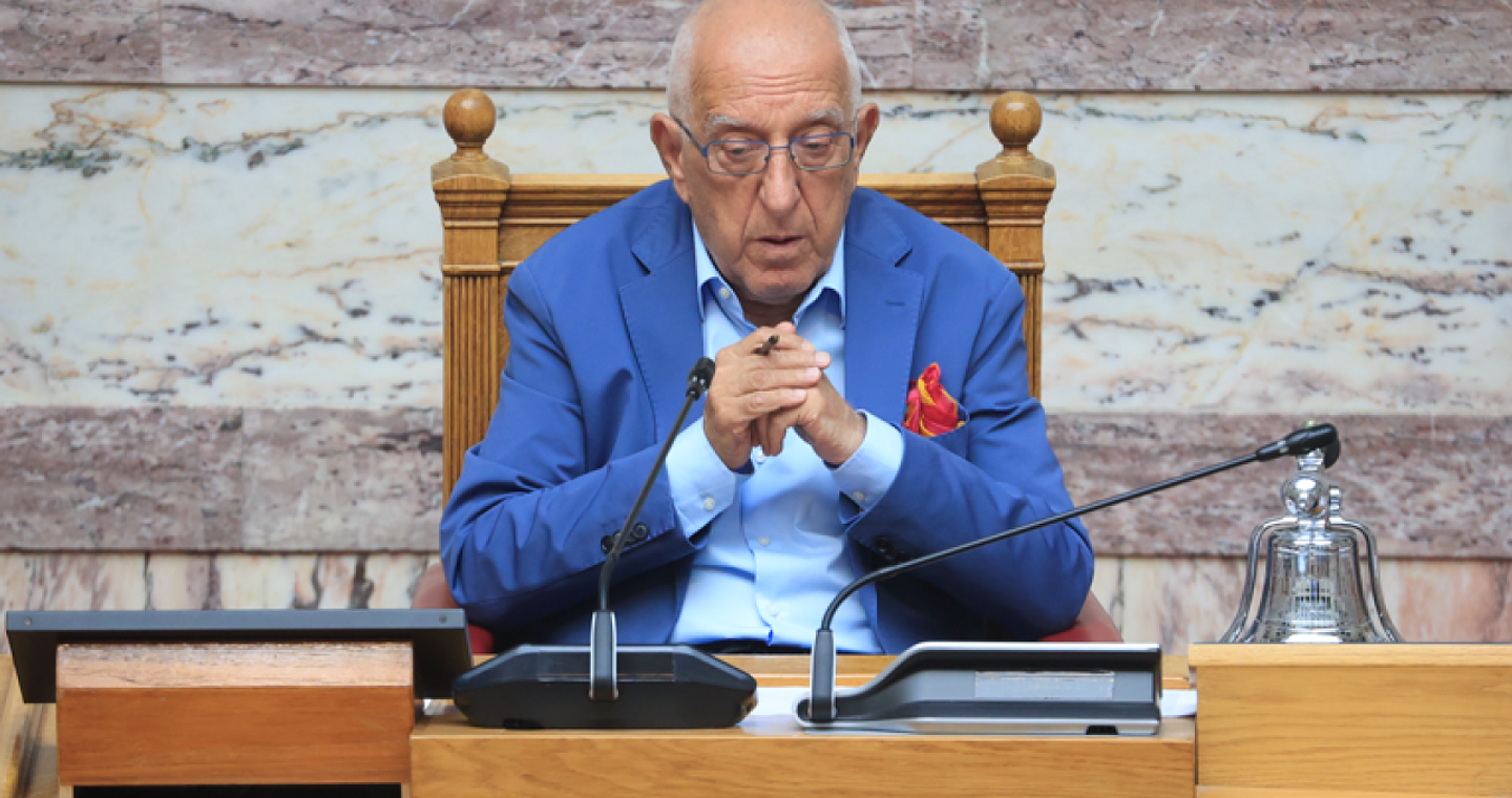 Η Βουλή «υιοθετεί» το παιδί του πεσόντος λιμενικού με «καρφί» Κακλαμάνη για Κικίλια