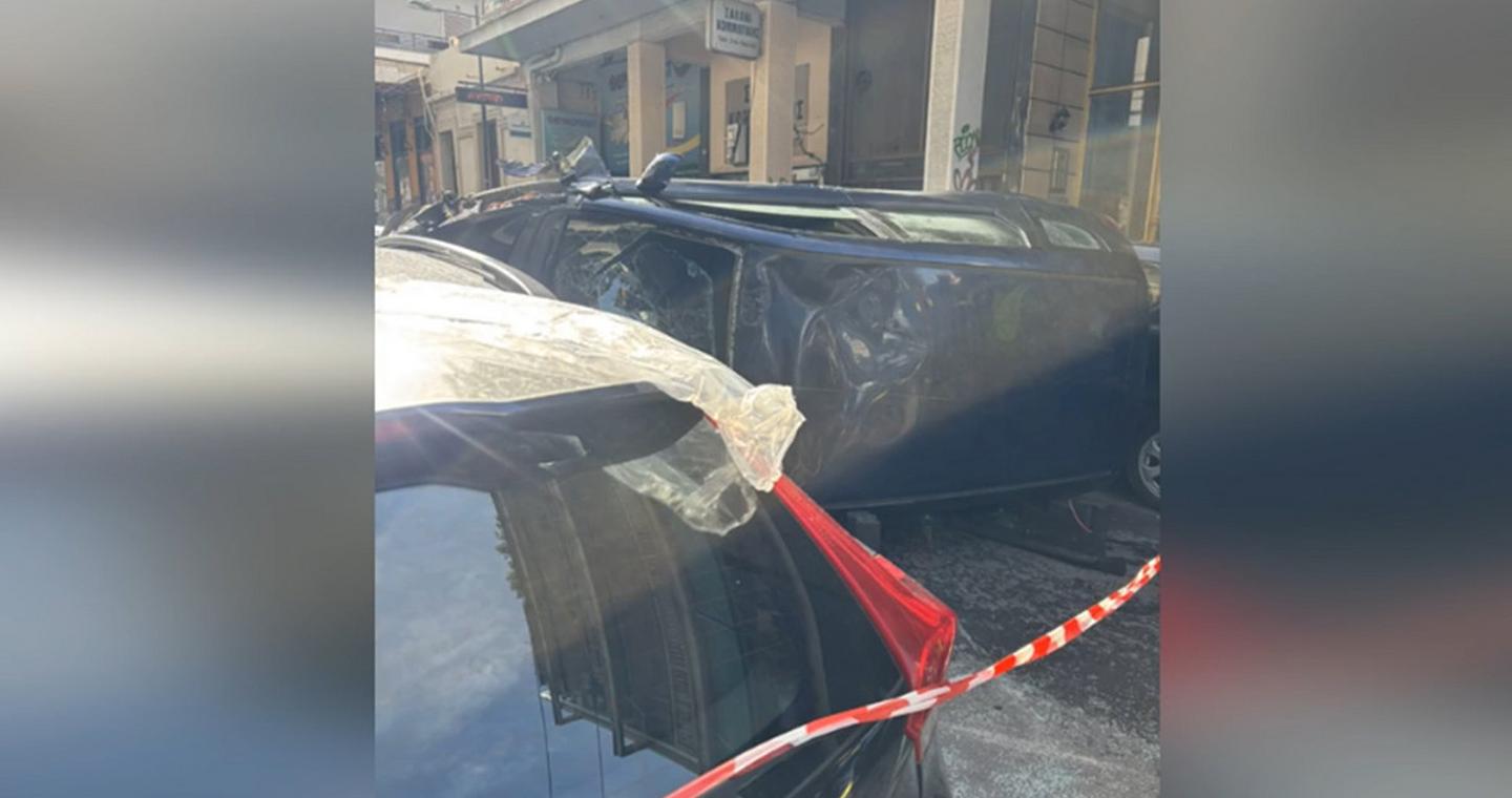 Τροχαίο στο Βύρωνα: Αμάξι τράκαρε σταθμευμένο ΙΧ και ανετράπη – Στο νοσοκομείο ο οδηγός