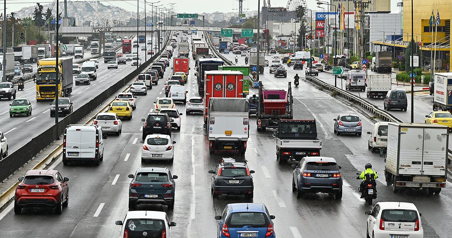 Κίνηση τώρα: «Κόκκινος» και στα δύο ρεύματα ο Κηφισός – Προβλήματα στην κυκλοφορία των οχημάτων στην Αττική Οδό