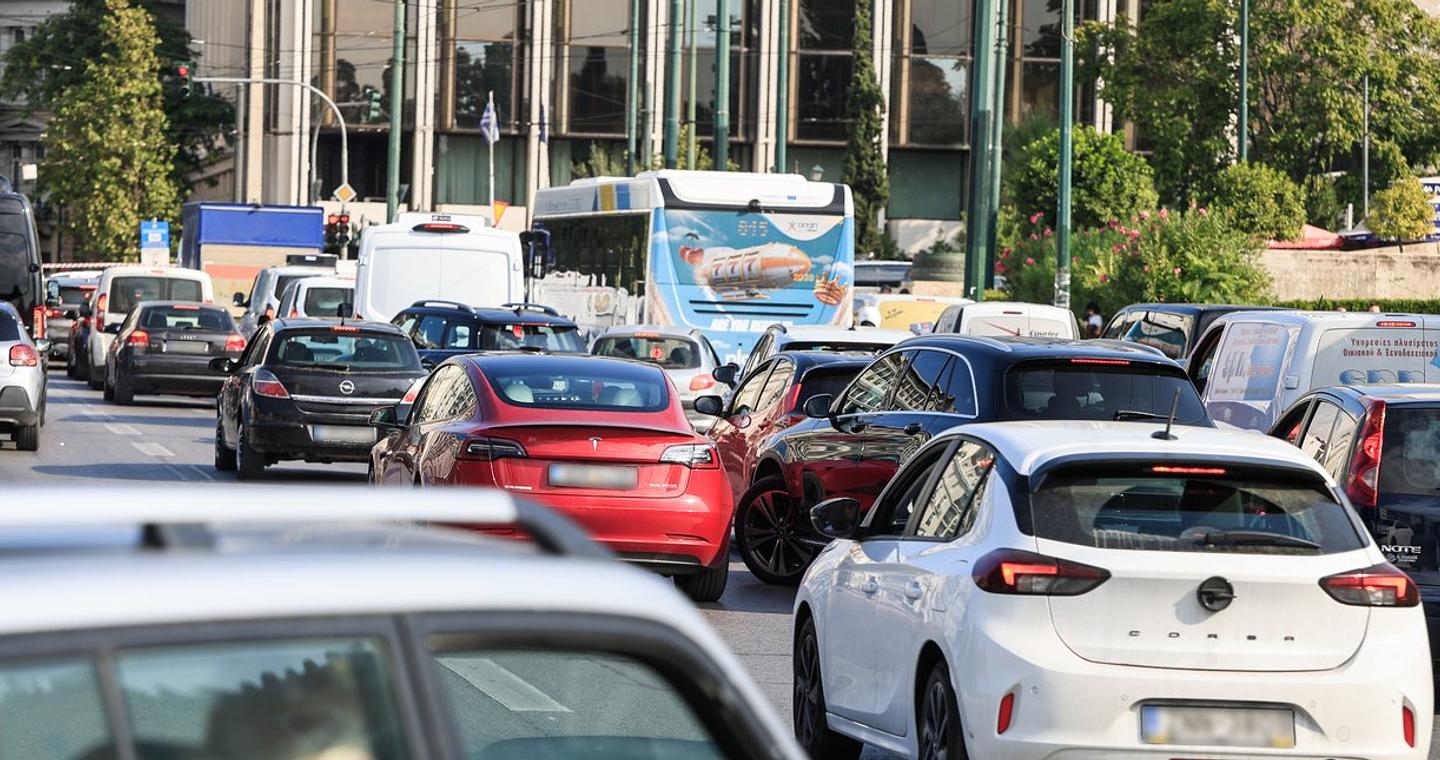 Η Αθήνα «πνίγεται» στο κυκλοφοριακό χάος -Οι λύσεις με έξτρα δρομολόγια του Μετρό και η δυσκολία ενός «πράσινου» δακτυλίου