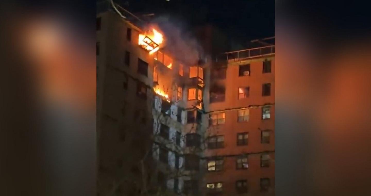 Νέα Υόρκη: Φωτιά σε πολυκατοικία 17 ορόφων στο Μπρονξ -Ένοικοι κρέμονταν από τα παράθυρα, αναφορές για θύματα [βίντεο]