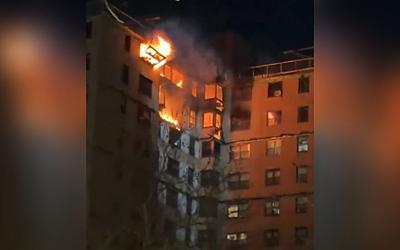 Νέα Υόρκη: Φρίκη στο Μπρονξ – Πολυκατοικία στις φλόγες, κάτοικοι στα μπαλκόνια!