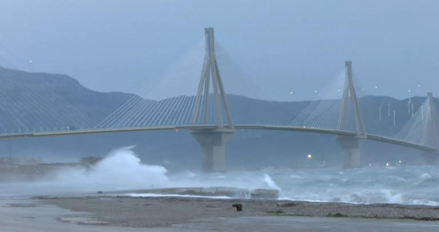 Πρωτοφανείς εικόνες στη γέφυρα Ρίου-Αντιρρίου: Άνεμοι 11 μποφόρ και κύματα που περνούν πάνω από το Κάστρο