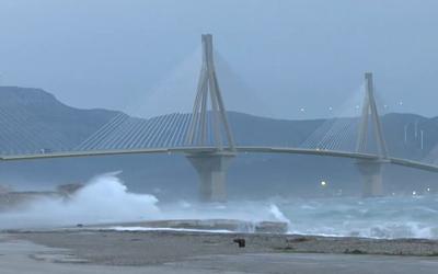 Άνεμοι "μαϊμού" στη γέφυρα Ρίου-Αντιρρίου: Πότε θα δοθεί λύση;