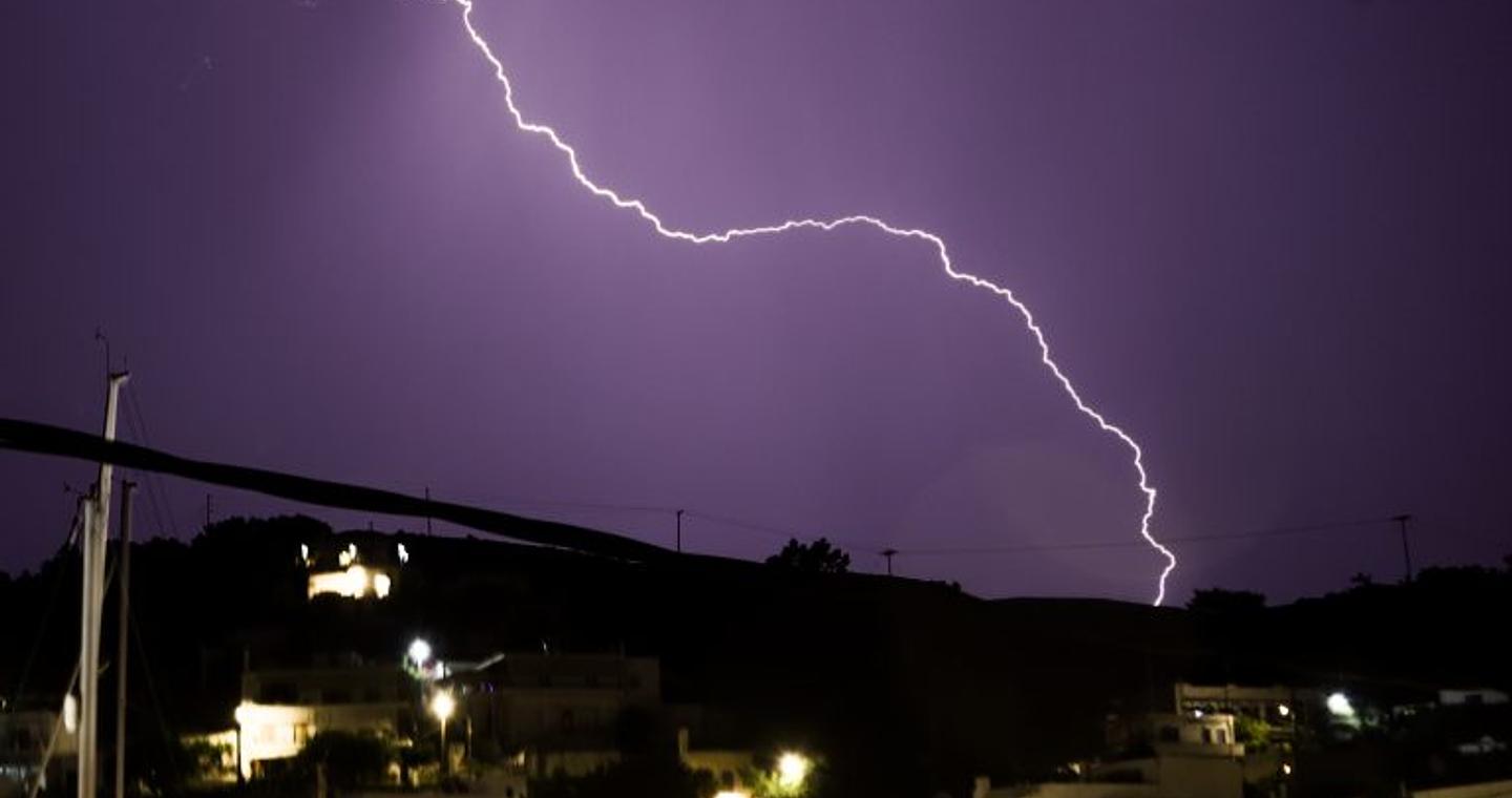 Καιρός: Κόκκινος συναγερμός για ακραία φαινόμενα σε πέντε περιοχές – Ήχησε ήδη το 112