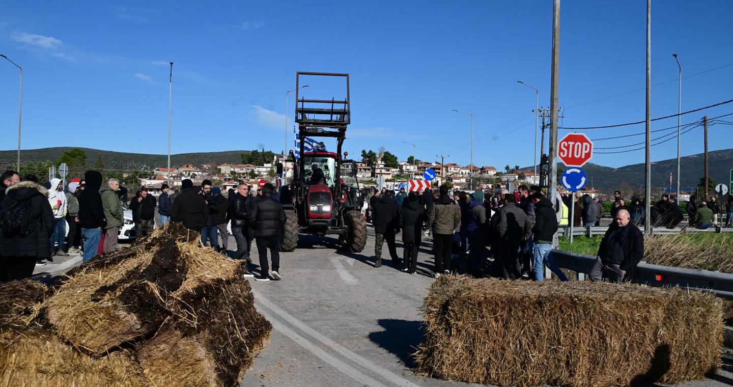 Λαμία: Αποχωρούν τα τρακτέρ από την εθνική οδό Αθηνών-Λαμίας - Τι αποφάσισαν οι αγρότες