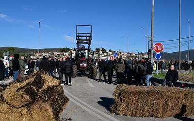 Τέλος εποχής: Αποχωρούν τα τρακτέρ από την Αθηνών-Λαμίας μετά από 53 ημέρες!