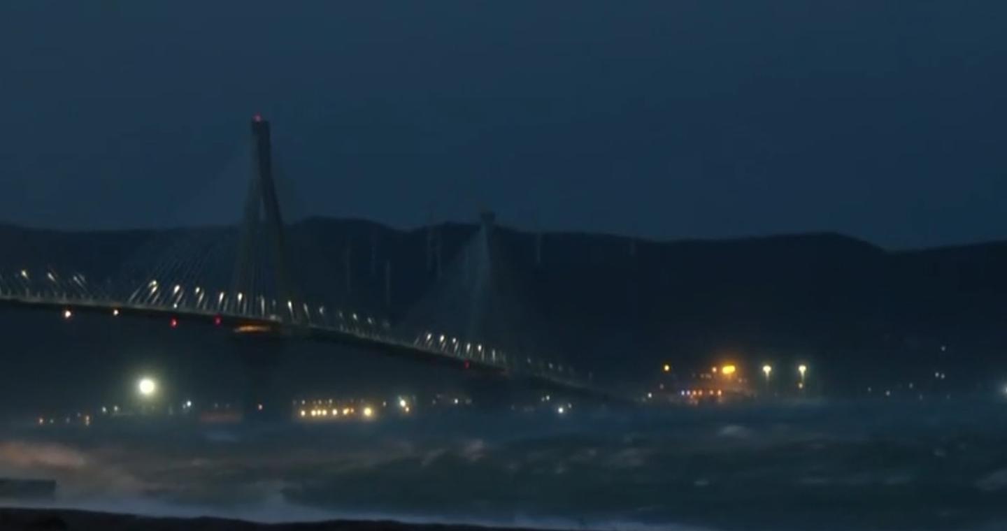 Γέφυρα Ρίου – Αντιρρίου: Θυελλώδεις άνεμοι και κύματα που φτάνουν μέχρι το κάστρο [βίντεο]