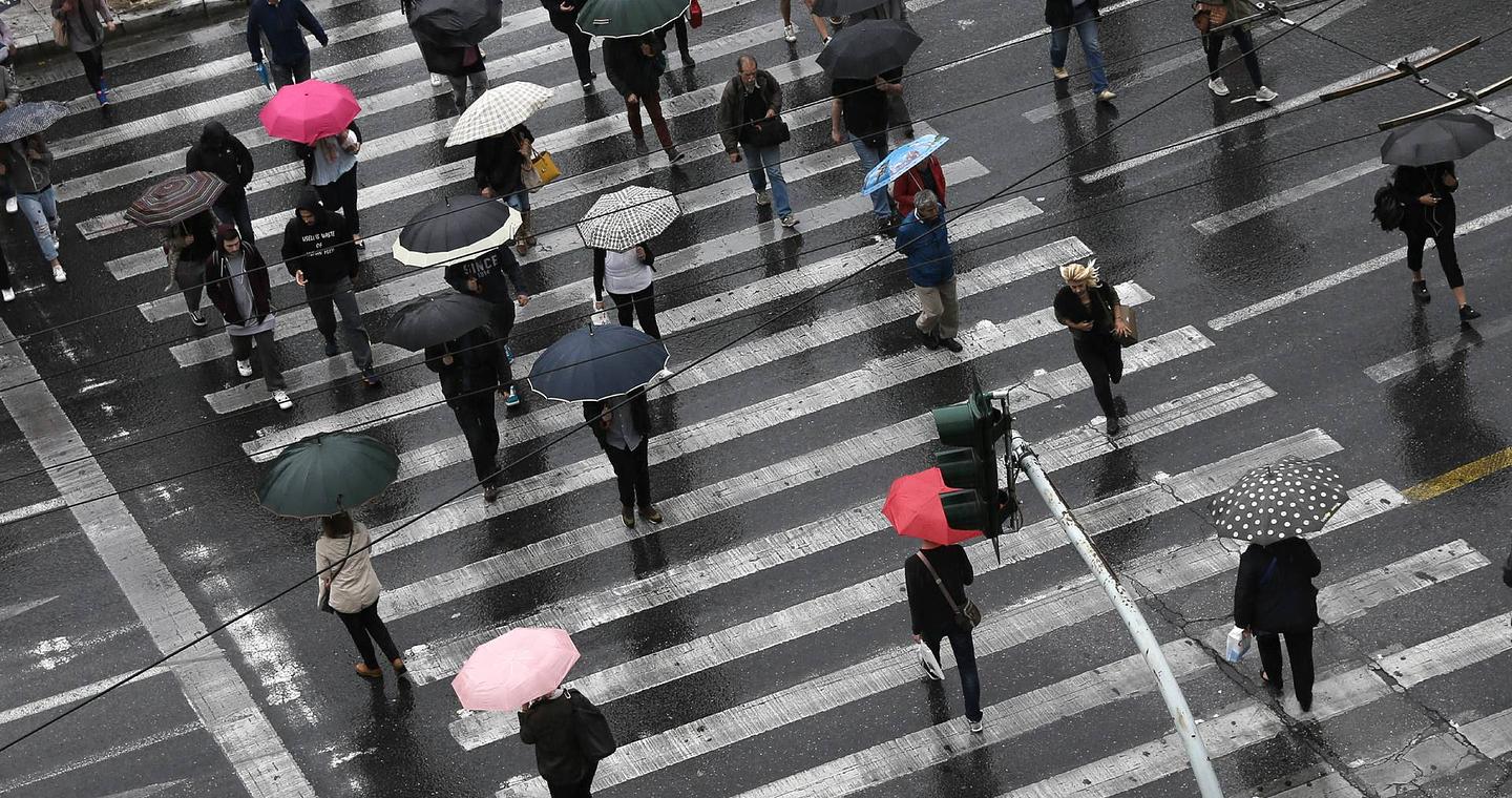 Επελαύνει η κακοκαιρία – Πού χιονίζει, πού παρατηρούνται προβλήματα