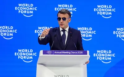 Μακρόν κατά Τραμπ: «Προτιμούμε το κράτος δικαίου από τη βαρβαρότητα»