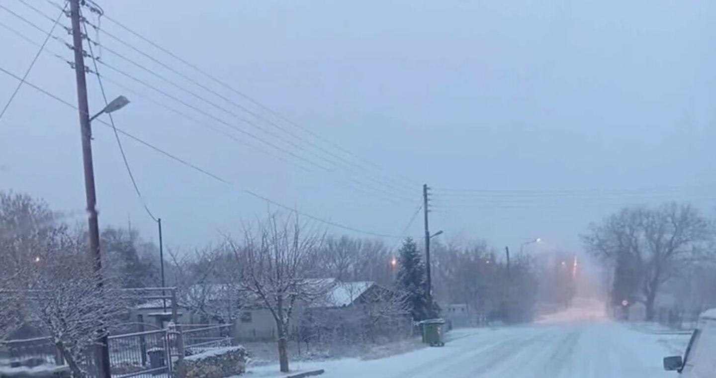 Καιρός: Χιόνια στη Βόρεια Ελλάδα - Στα λευκά ο Χορτιάτης, πού χρειάζονται αλυσίδες