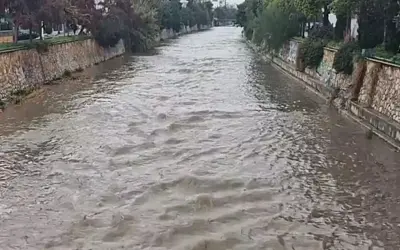 Χαμός σε Αττική, Κυκλάδες, Θεσσαλία: Πού κλείνουν σχολεία, πού έχει χιόνι;