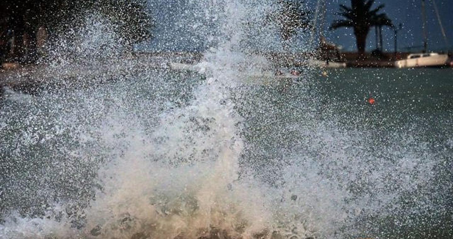 Κακοκαιρία – Παράλιο Άστρος: Νεκρός 52χρονος λιμενικός που έπεσε στη θάλασσα να δέσει σκάφος