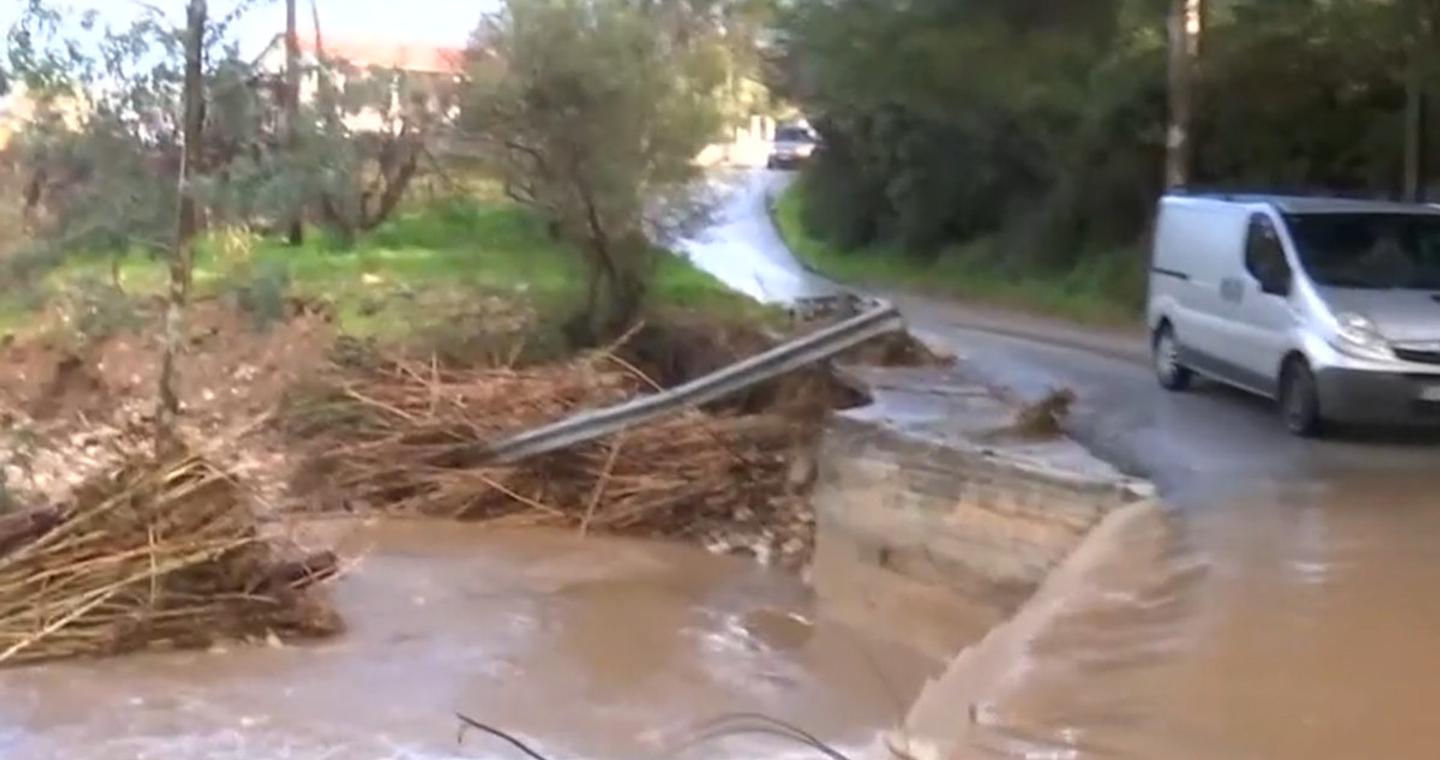 Διακόπηκε η κυκλοφορία από Σπάτα προς Πικέρμι: Υπερχείλισε το ρέμα Βάρδα