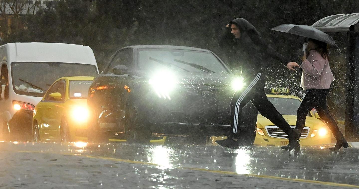 Καιρός: Σποραδικές βροχές και καταιγίδες – Σε «red code» η Κρήτη, η πρόβλεψη για την Αττική