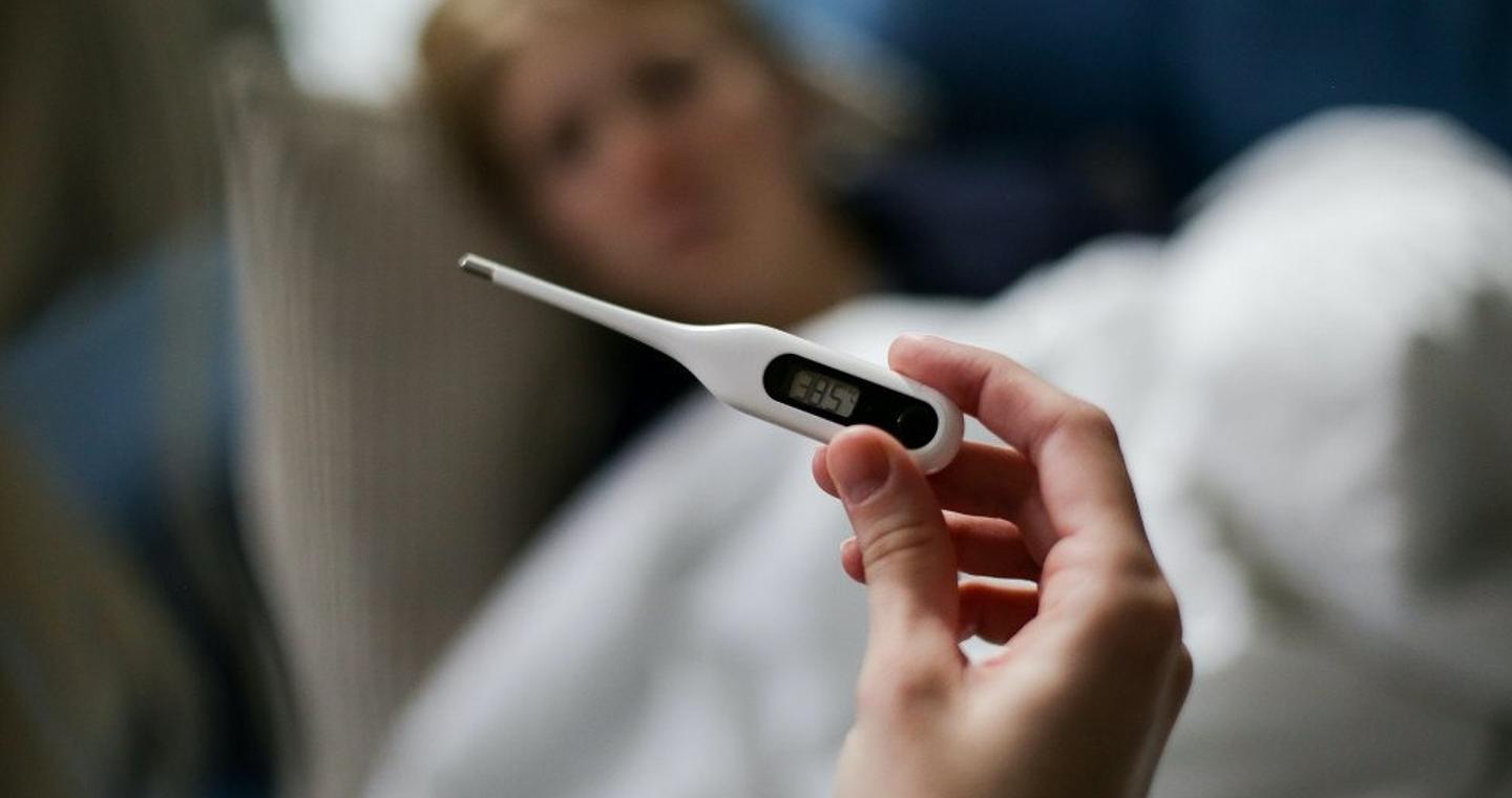 SOS για τη γρίπη: «Μεταδίδεται ακόμη και δύο 24ωρα πριν εκδηλώσει συμπτώματα ο φορέας»