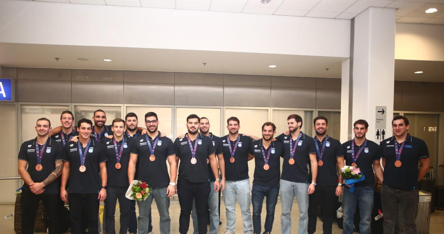 Η Εθνική πόλο ανδρών επέστρεψε στην Ελλάδα έχοντας κατακτήσει ιστορικό χάλκινο μετάλλιο στο ευρωπαϊκό