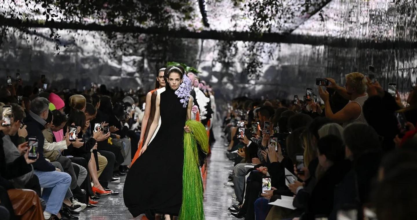 Η υψηλή μόδα ως εργαστήριο: Τι πραγματικά έκανε ο Jonathan Anderson στον οίκο Dior