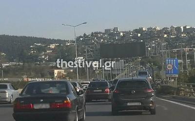 Χαμός στην Περιφερειακή Θεσσαλονίκης: Νταλίκα "δίπλωσε" και προκάλεσε κυκλοφοριακό κομφούζιο!