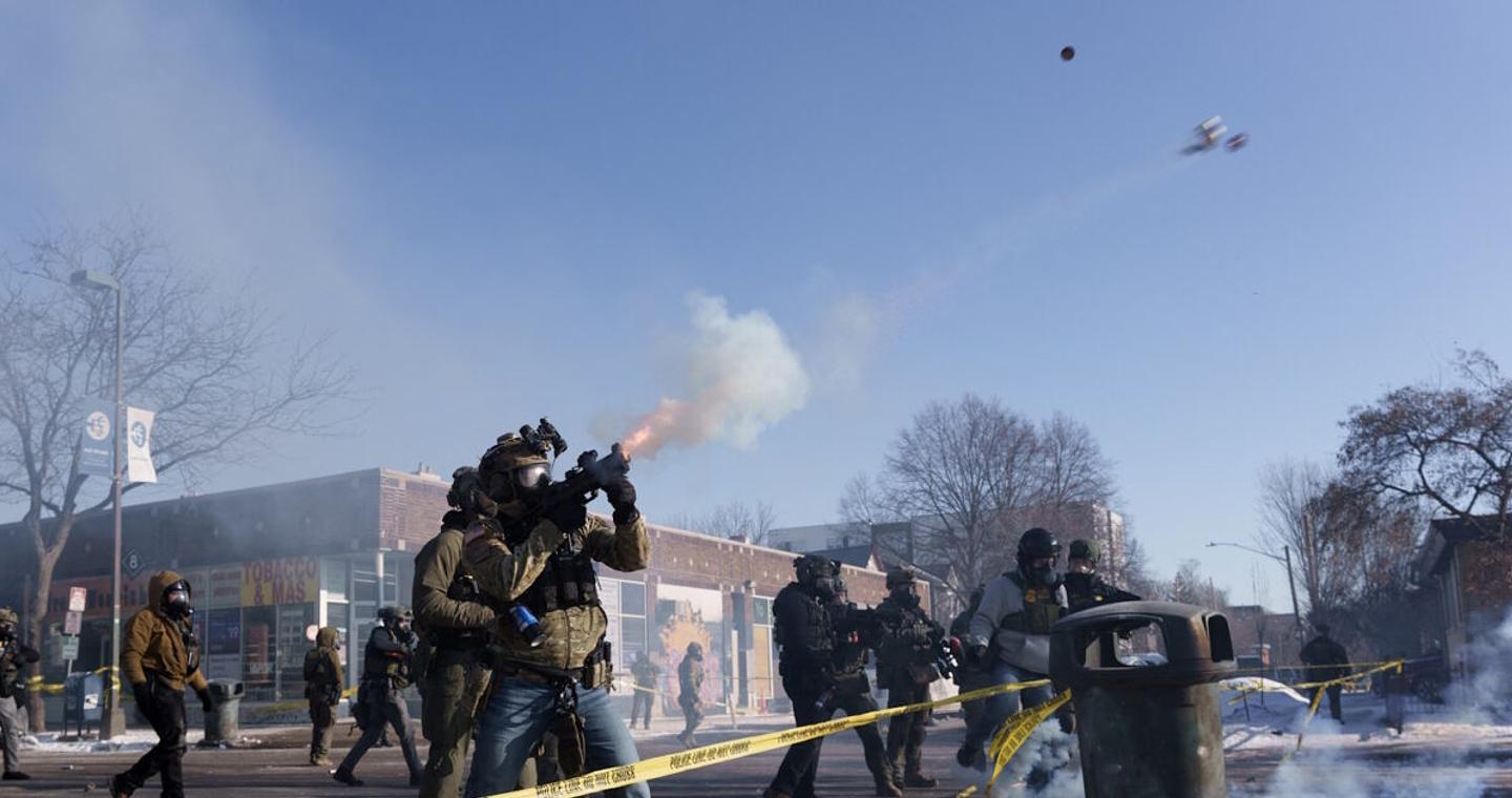 Μινεάπολη: Ο Τραμπ αποσύρει τους πράκτορες της ICE μετά τον θάνατο του Άλεξ Πρέτι – Ξεχειλίζει η οργή από τους διαδηλωτές