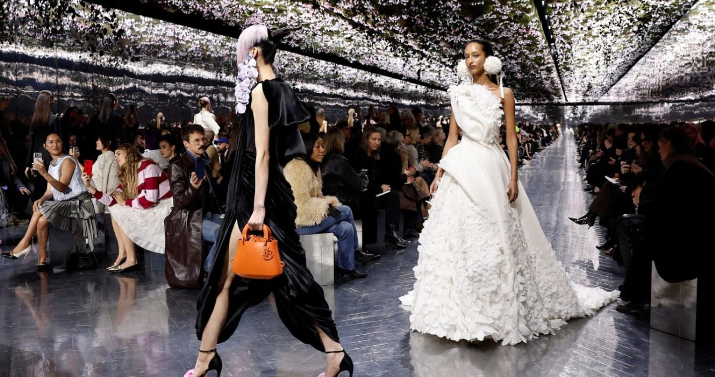 «Η αξία του σοκ πουλάει» – Η πρώτη επίδειξη Haute Couture του Τζόναθαν Άντερσον για τον Dior